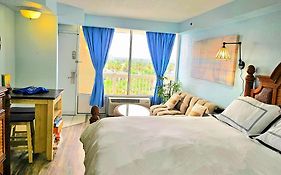 Stay On The Beach! Wonderful Location!
